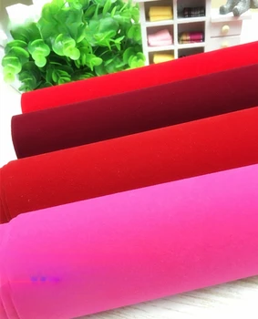 Фоновое украшение из красной клейкой бархатной ткани